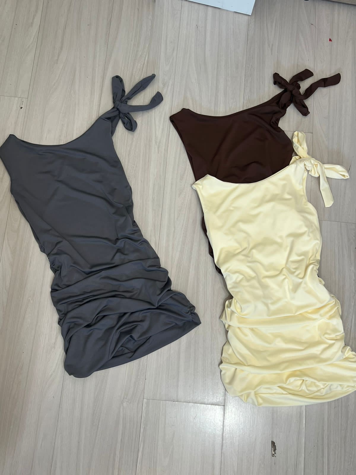 Vestido nó ombro